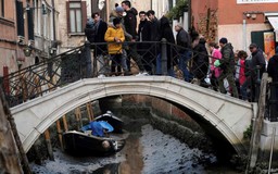 Chuyện lạ: Những dòng kênh ở Venice trơ đáy, du khách mắc kẹt trên bờ