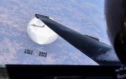 Phi công không quân Mỹ chụp ảnh tự sướng với khinh khí cầu Trung Quốc