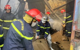 Nhà xưởng ở Hà Nội cháy dữ dội, hơn 40 cảnh sát nỗ lực dập lửa