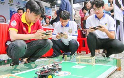 Học sinh thích thú trải nghiệm khoa học, robot ở chương trình Tư vấn mùa thi