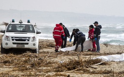 Thuyền chở người di cư va vào đá ở Ý, ít nhất 61 người thiệt mạng