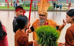 Tái hiện hình ảnh vua Hùng dạy dân cấy lúa ở Phú Thọ