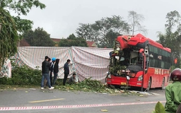 Tai nạn ở Nghệ An: Xe khách va chạm xe tải đang dừng, 1 người tử vong
