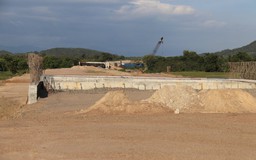 Cao tốc Vĩnh Hảo - Phan Thiết phải 'treo cẩu' hơn 80 ngày vì thiếu đất đắp