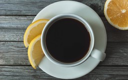 Thêm chanh vào cà phê có giúp giảm cân không?