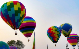 Ngắm khinh khí cầu rợp trời tại lễ hội Quán Thế Âm 2023