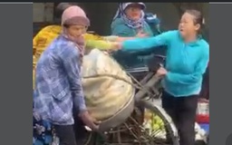 Người bán đậu hũ đánh cụ bà 70 tuổi bán bắp bị phạt 6,5 triệu đồng