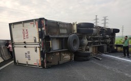 Xe tải nổ lốp bị lật trên cao tốc Đà Nẵng - Quảng Ngãi