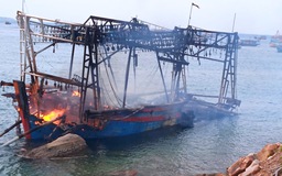 Kiên Giang: Cháy tàu cá đang neo đậu, thiệt hại khoảng  15 tỉ đồng