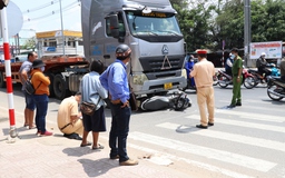 Vĩnh Long: Xe đầu kéo cuốn xe máy vào gầm, một người bị thương nặng