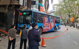 Hà Nội: Xe buýt lao vào quán ăn, 3 người bị thương