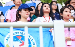 4 nữ sinh chịu chi, bay từ Hà Nội đi cổ vũ: ‘Tài chính không quan trọng’
