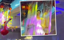 Cô dâu bước vào lễ cưới trên... con ngỗng máy khổng lồ