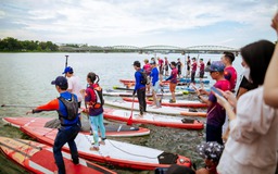 Nở rộ trào lưu chèo SUP ở Huế