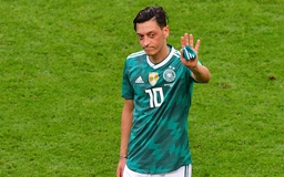 Danh thủ bóng đá Đức Mesut Ozil giải nghệ sau sự nghiệp nhiều tranh cãi