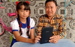 Máy tính bảng mang ý nghĩa lớn cho học sinh nghèo An Giang