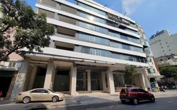 Khách sạn xuống cấp, tường nhà thấm dột nhưng không có tiền sửa chữa