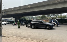 Nghi vấn xe Mercedes đỗ qua đêm giữa đường Hà Nội bị xe máy tông trúng