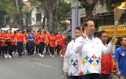 Ngọn đuốc SEA Games 32 mạ vàng được rước trên đường phố Hà Nội