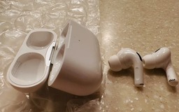 Bỏ quên tai nghe AirPods trên máy bay, truy dấu tận nhà nhân viên sân bay