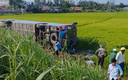 Quảng Ngãi: Xe khách lật xuống ruộng, tài xế tử vong, nhiều hành khách bị thương