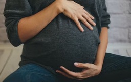 Mỹ: Người phụ nữ 3 lần mang thai hộ, sinh 4 con cho người khác