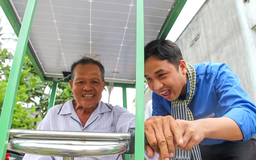 Bí thư Đoàn chế xe lắc dùng năng lượng mặt trời cho người khuyết tật