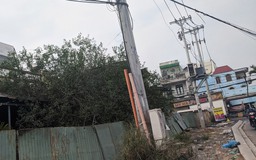 Trụ điện nghiêng nguy hiểm