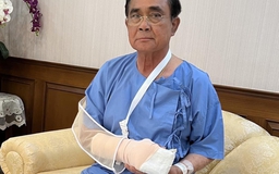 Thủ tướng Thái Lan nhập viện vì bàn tay sưng tấy