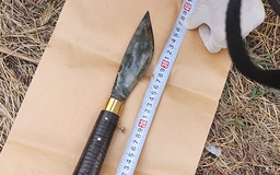 Vụ sát hại chủ quán nước: Tìm thấy con dao vật chứng dưới lòng hồ đá