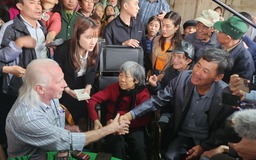 Cựu binh Mỹ đến tận nhà thăm gia đình liệt sĩ Cao Văn Tuất
