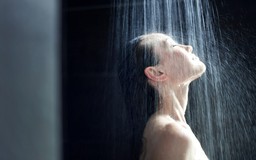 Người bị bệnh chàm nên tắm nước ấm hay lạnh?