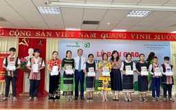 Học sinh khó khăn ở Kon Tum nhận 11.400 máy tính bảng