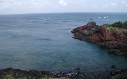 Bình Thuận:  Cứu thêm 2 thuyền viên trên sà lan gặp nạn ở vùng biển Phú Quý