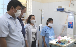 Tặng thiết bị y tế cho Trung tâm Y tế H.Trà Bồng, Quảng Ngãi