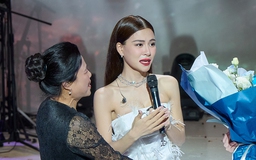 Hà Nhi bật khóc trong live concert đầu tiên