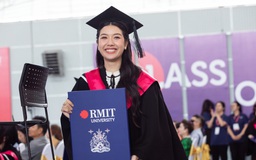 Á hậu Thúy Vân tốt nghiệp đại học ở tuổi 30