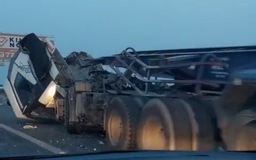 Xe đầu kéo tông taluy cao tốc TP.HCM - Trung Lương, container rơi xuống đường dân sinh