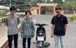 Bình Dương: Xử phạt nam thanh niên điều khiển xe máy bằng 2 chân