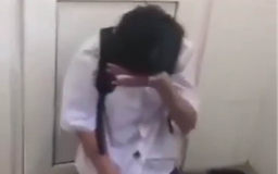 Nữ sinh Quảng Trị bị bạn đánh, bắt quỳ, cởi áo trong nhà vệ sinh