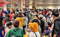 Sân bay Tân Sơn Nhất ùn ùn khách ngày đầu kỳ nghỉ lễ: 'Dù chờ lâu nhưng vẫn háo hức'