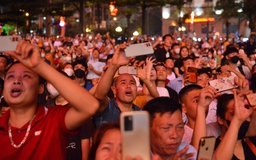 'Biển người' chen chân xem pháo hoa chào mừng lễ hội đền Hùng