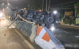 Tai nạn ở Tiền Giang: Xe tải tông gãy trụ đèn, lật đè lên dải phân cách