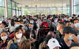 Hàng ngàn người vật vã ở cửa khẩu Móng Cái chờ sang Trung Quốc du lịch
