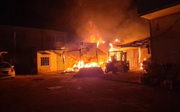 Cháy lớn ở nhà kho khu vực bến xe Đà Nẵng