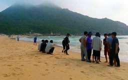 Bình Định: Bị sóng cuốn khi tắm biển, một thanh niên tử vong