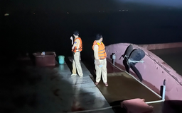Thủy đoàn 1 xuyên đêm bắt tàu hút cát trái phép trên sông Hồng