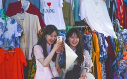 Vì sao du khách Hàn Quốc chen chân mua sắm ở chợ Hàn?