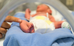 Cấp cứu thành công em bé sinh rớt chỉ 27 tuần tuổi ở TP.HCM