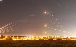 Vòm Sắt đối đầu hỏa tiễn từ Gaza thắp sáng bầu trời Israel